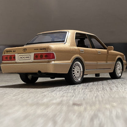 1:32 Toyota Crown Royal Clássico Veículo Liga Fundida Carro de Brinquedo Infantil Modelo Miniatura Coleção Hobbies de Férias