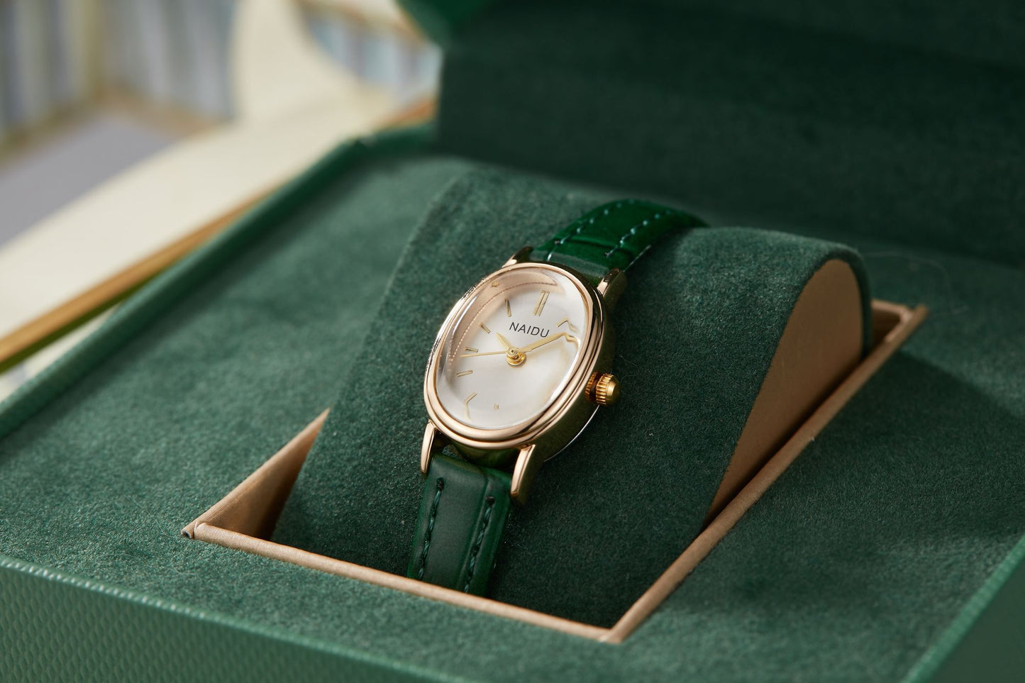 Elegant and fashionable ladies watch simple smooth dial oval case ladies quartz watch