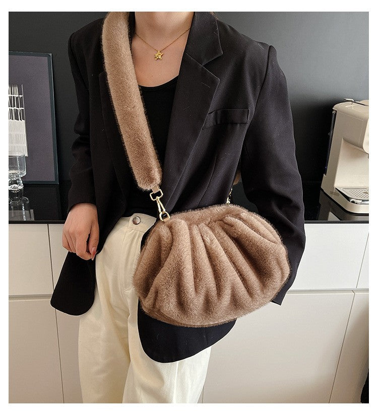 Elegant Wrinkled Cloud Clutch Bag Faux Fur Shell Shoulder Crossbody Bag Women Stylish Pillow Bag Guangzhou High Quality Bag