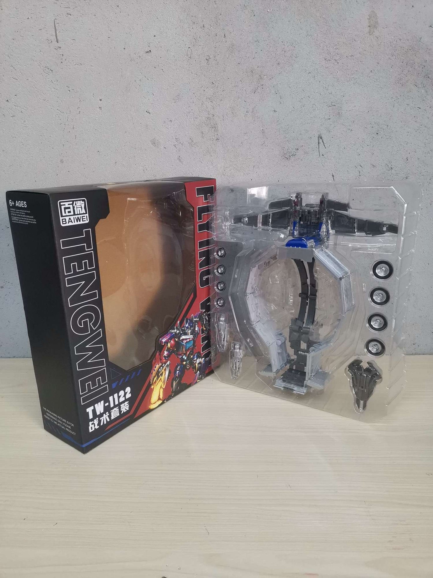 Transformation Toy Baiwei Optimus Commander Robot TW1022 Trailers Model CY01 Tactical Container TW1122 Action Deformation Figure