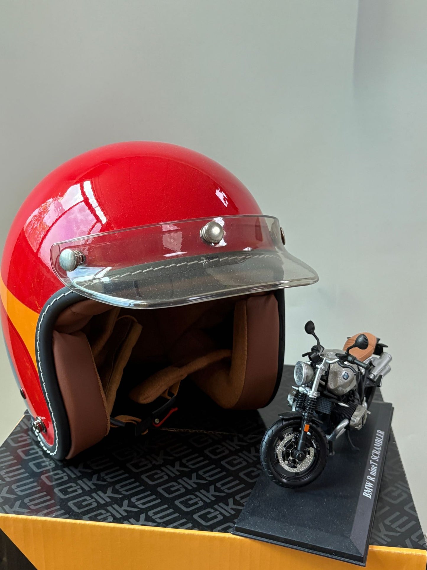 Retro Small Dock Helmet Electric Vehicle Cap Ladies Motorcycle Three-Quarter Helmet Vintage Headgear for Women
