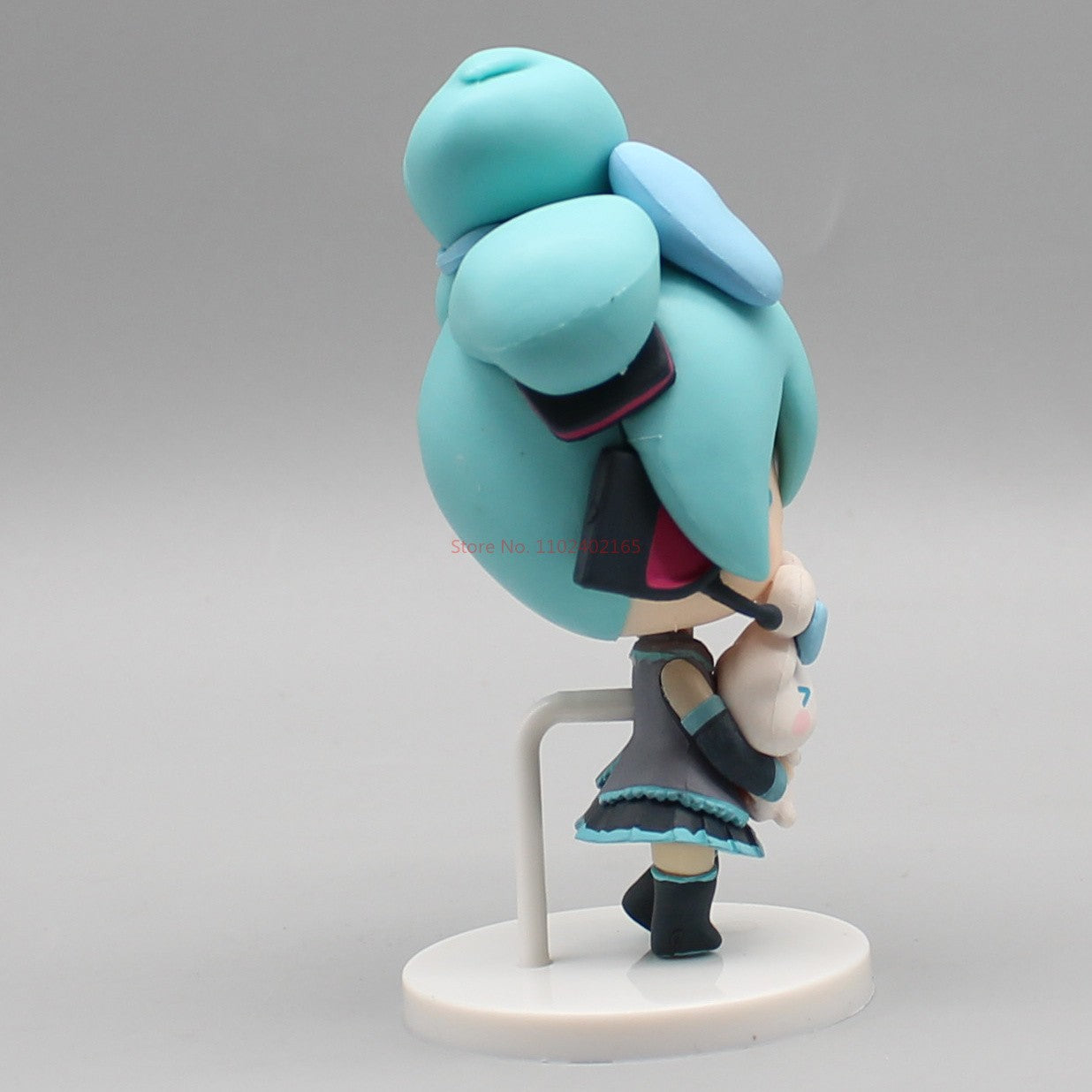 Hatsune Miku Boneco de Anime Segurando Cinnamoroll com Olhos de Feijão, Decoração de Mesa Fofa, Figuras de Ação, Modelo de Boneca, Brinquedo Infantil, Presente