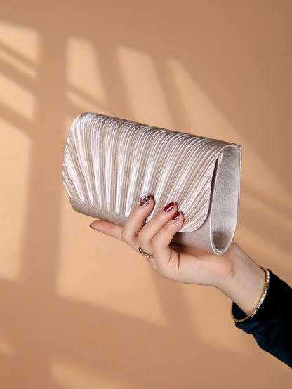 Classic fashion girl party girl chain clutch, light luxury romantic simple mini handbag and chain shoulder crossbody bag.