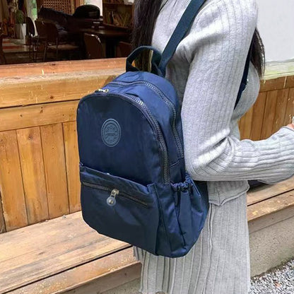 Mochilas neutras femininas e masculinas são adequadas para o uso diário e passeios escolares. Mochilas de ombro duplo.