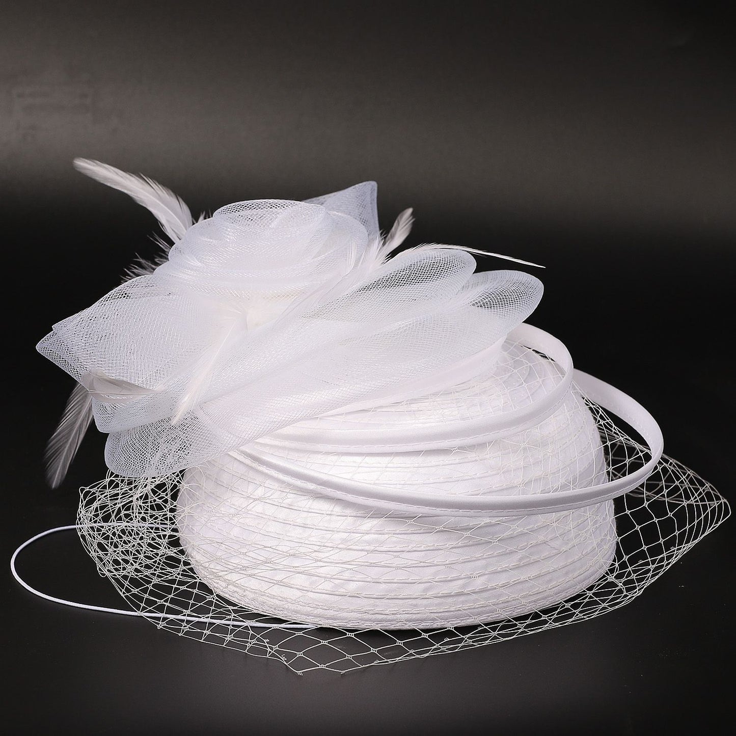 FS Casamento Igreja Chapéus Vermelhos Fascinadores Para Mulheres Com Véu de Pena Festa Coquetel Adorno de Cabeça 2025 Senhora Elegante Chapéu Kentucky Derby