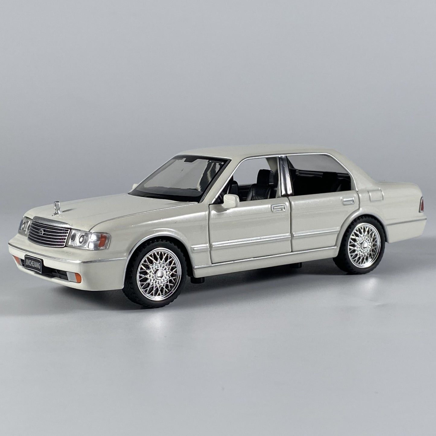 1:32 Toyota Crown Royal Clássico Veículo Liga Fundida Carro de Brinquedo Infantil Modelo Miniatura Coleção Hobbies de Férias