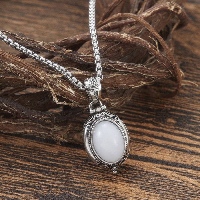 Fashion Vintage Style Green Crystal Pendant Retro Carved Gawu Can Open Photo Box Openable Style Pendant Necklace for Women Men