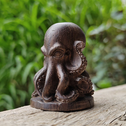 1.8 Inch Hand-Carved Wooden Octopus Figurine Ornament Animal Theme Suitable for Holiday Decorations, Housewarming Gifts, Christmas Gifts, Home Decoration, Bedroom, Living Room, Back-To-School Season Gifts, Birthday Gifts