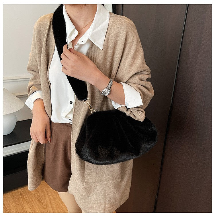 Elegant Wrinkled Cloud Clutch Bag Faux Fur Shell Shoulder Crossbody Bag Women Stylish Pillow Bag Guangzhou High Quality Bag