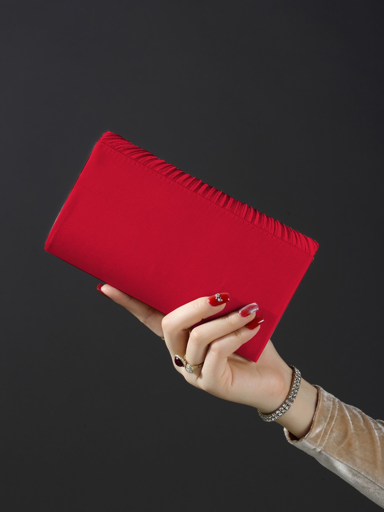 Classic fashion girl party girl chain clutch, light luxury romantic simple mini handbag and chain shoulder crossbody bag.