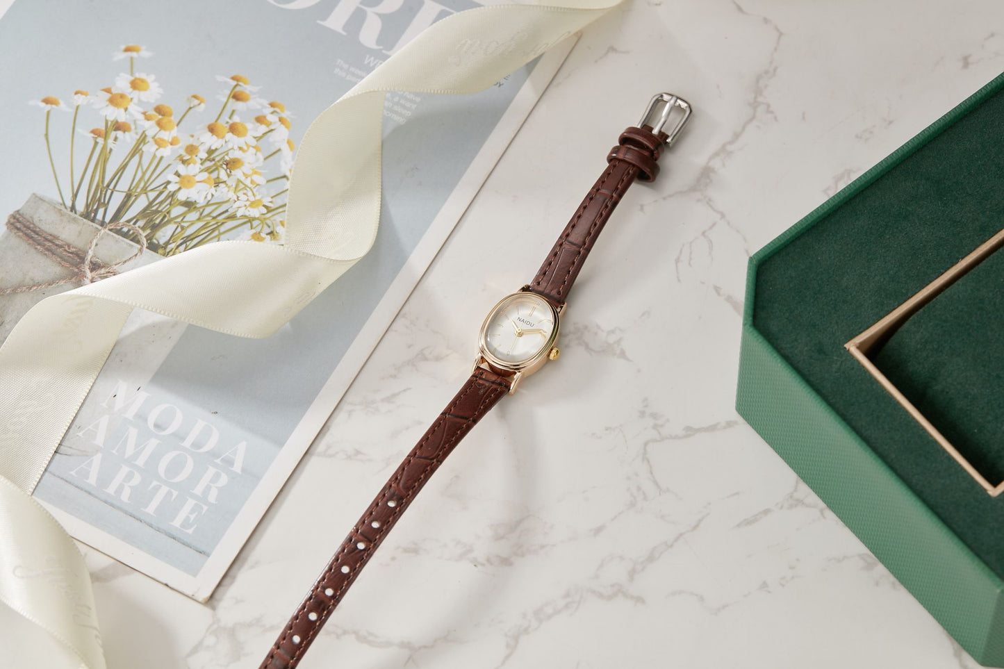 Elegant and fashionable ladies watch simple smooth dial oval case ladies quartz watch