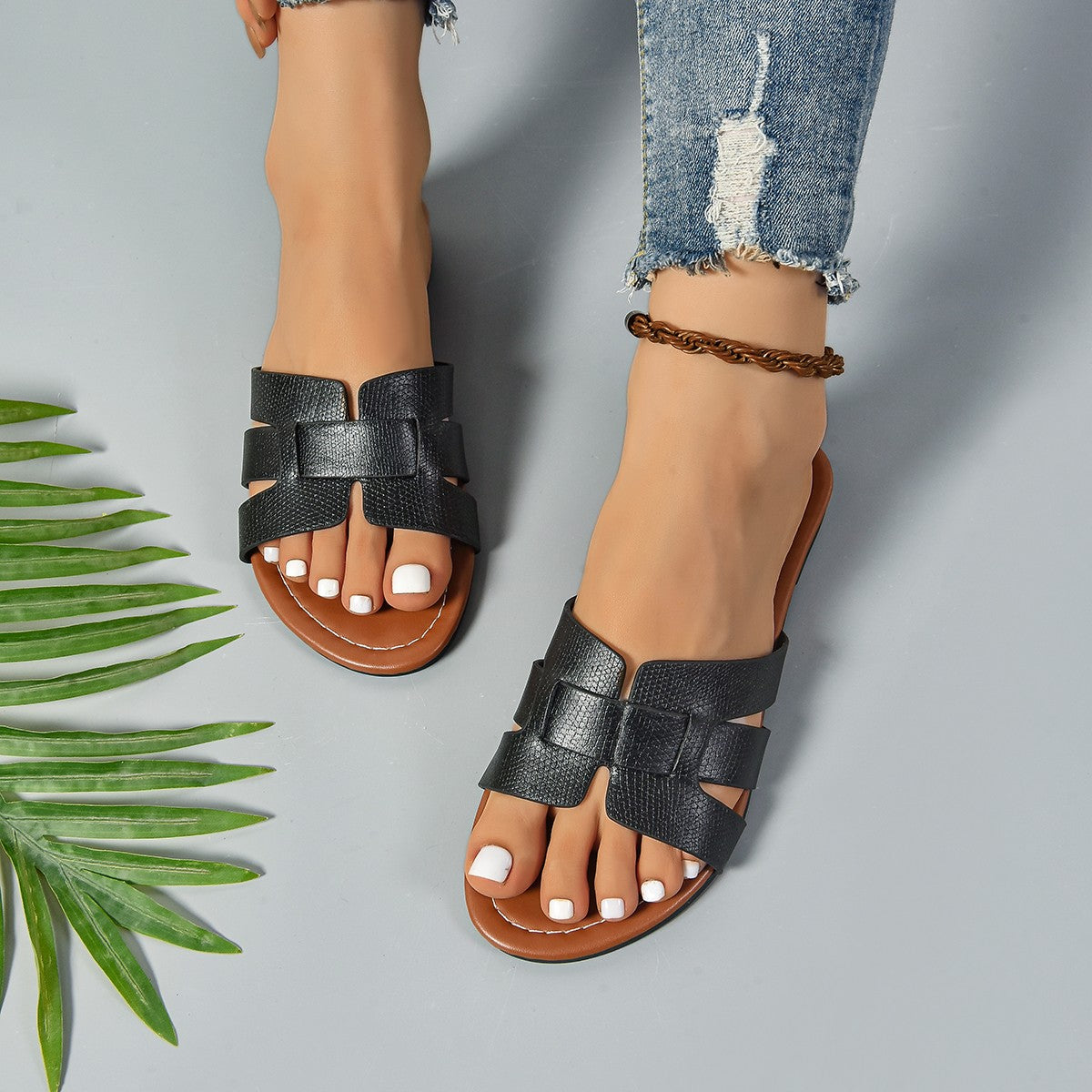 Ladies' Fashionable Casual Flat Sandals 2025 Versatile Outdoor Wear Flat Slippers for Wearing Outside Brand Design Slippers