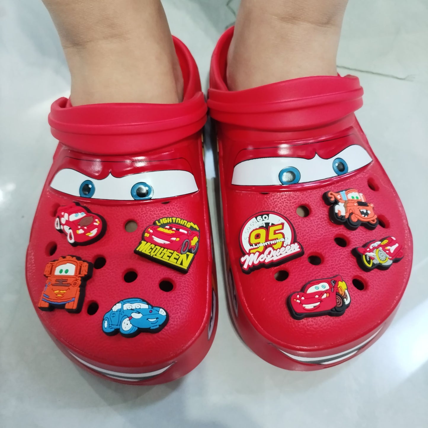 Desenho Animado Disney Pixar Relâmpago McQueen Chinelos Buraco Sólidos Impermeáveis Chinelos Ajustáveis Sandálias para Exterior Respiráveis Sapatos de EVA Presente