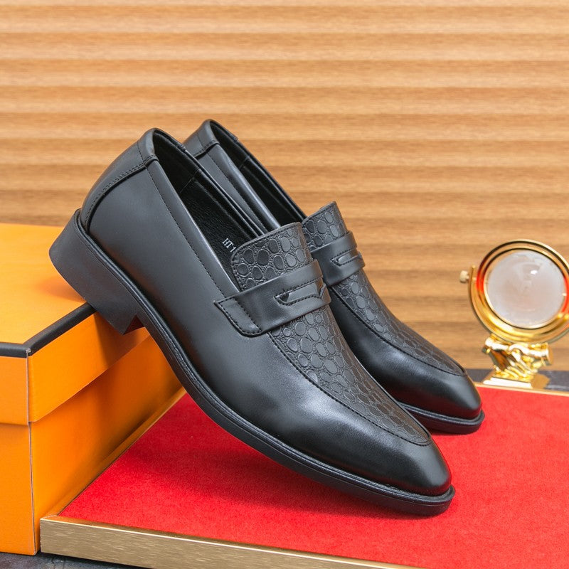 Fashion Brand Men's Retro Comfortable Carved Pointed Leather Shoes Autumn Men's New Breathable and Non Slip Outdoor Loafers