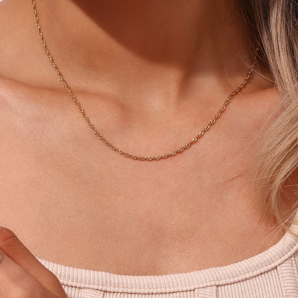 Colar de Corrente Fina de Aço Inoxidável Banhado a Ouro Requintado para Mulheres, Estilo Simples, Gargantilha Feminina