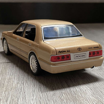 1:32 Toyota Crown Royal Clássico Veículo Liga Fundida Carro de Brinquedo Infantil Modelo Miniatura Coleção Hobbies de Férias