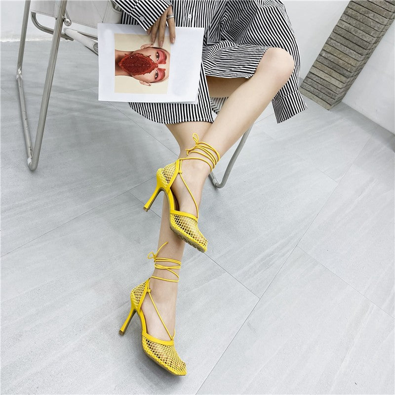 Sandália Scarpin Sexy de Salto Fino com Bico Quadrado Feminina Transpassada de Amarrar Vazada Ocada Vestido Sapatos Zapatos Mujer