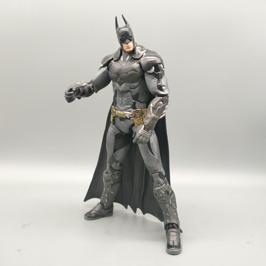 Boneco de Ação DCC Collectibles Ark-ham Knight Bat-Hero Armored 7" Sem Embalagem