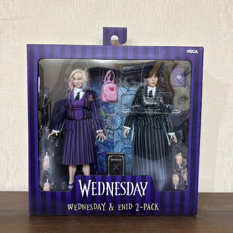 Quarta-feira NECA - Wandinha Addams e Enid Sinclair (Uniformes de Nunca Mais) Bonecos Articulados de Pano 20cm, Pacote com 2, Kit de Garagem de Modelo