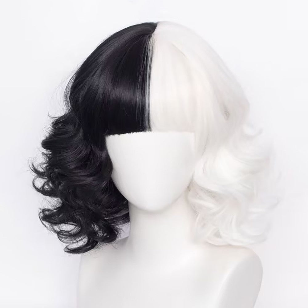 Peruca de cabelo sintético de cosplay da Cruella metade preta e metade branca de 30 cm, curta e encaracolada, para Halloween, festa diária, com franja