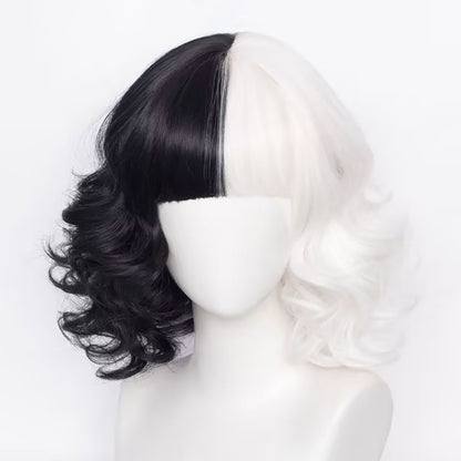 Peruca de cabelo sintético de cosplay da Cruella metade preta e metade branca de 30 cm, curta e encaracolada, para Halloween, festa diária, com franja