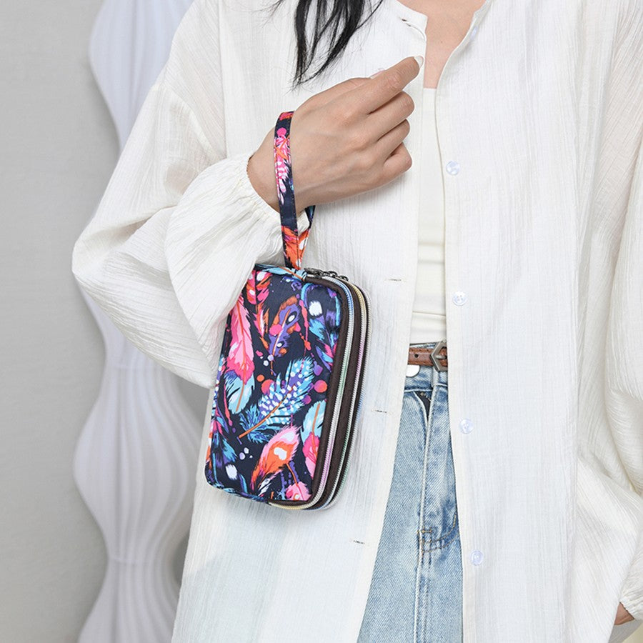 The fashionable lady's clutch and mobile phone bag are rich in floral patterns and elements, and the fabric is soft
