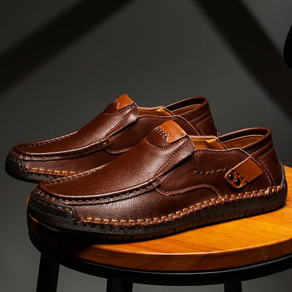 Novos Sapatos Masculinos de Couro Feitos à Mão Casuais Confortáveis Mocassins Masculinos de Couro Slip On Sapatilhas Masculinas Venda Quente Calçados para Caminhada ao Ar Livre