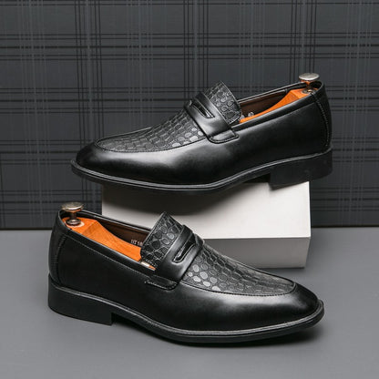 Fashion Brand Men's Retro Comfortable Carved Pointed Leather Shoes Autumn Men's New Breathable and Non Slip Outdoor Loafers