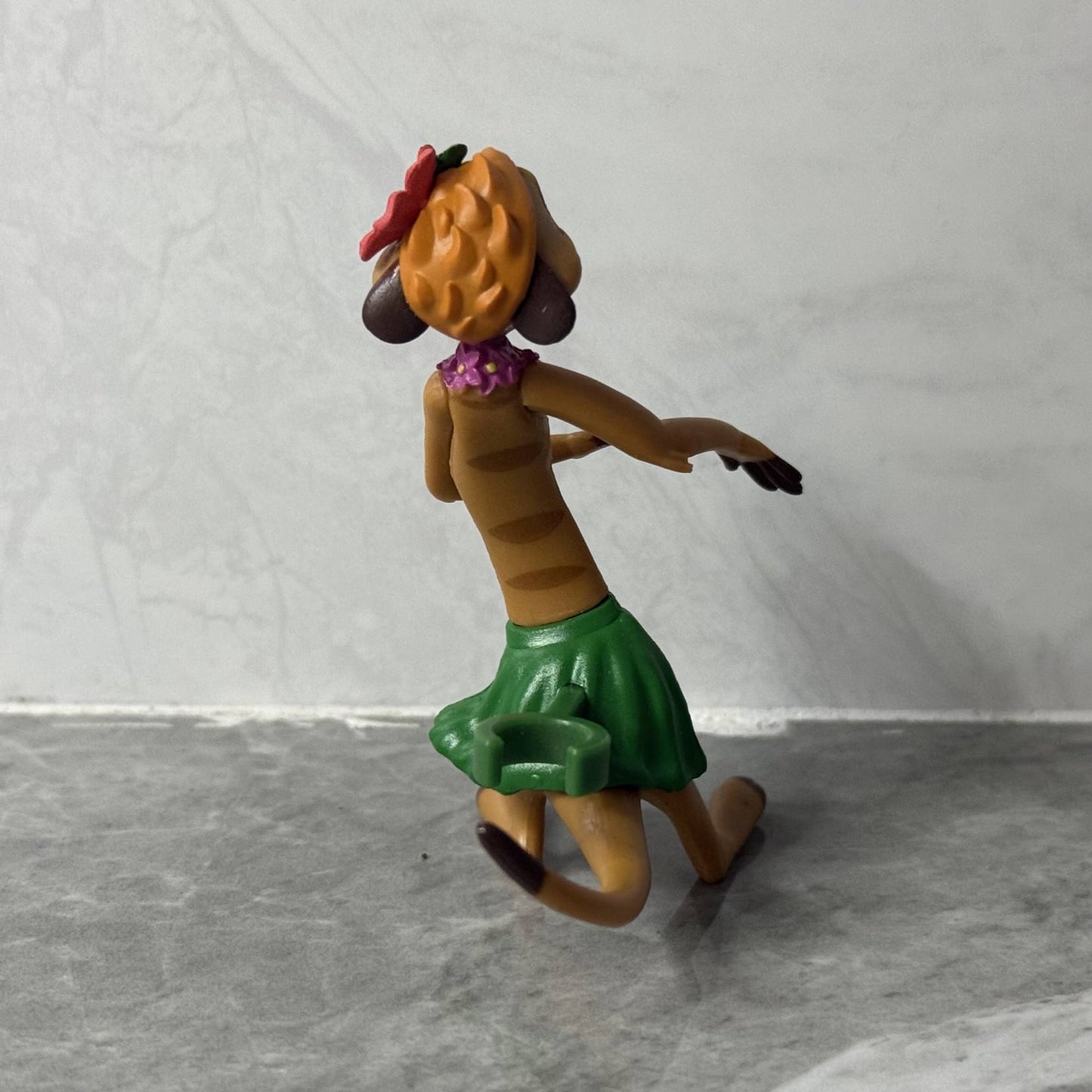Disney Anime O Rei Leão Dançando Timão Boneco de Ação Colecionável 7CM PVC Estátua Topo de Bolo Presente de Aniversário para Crianças