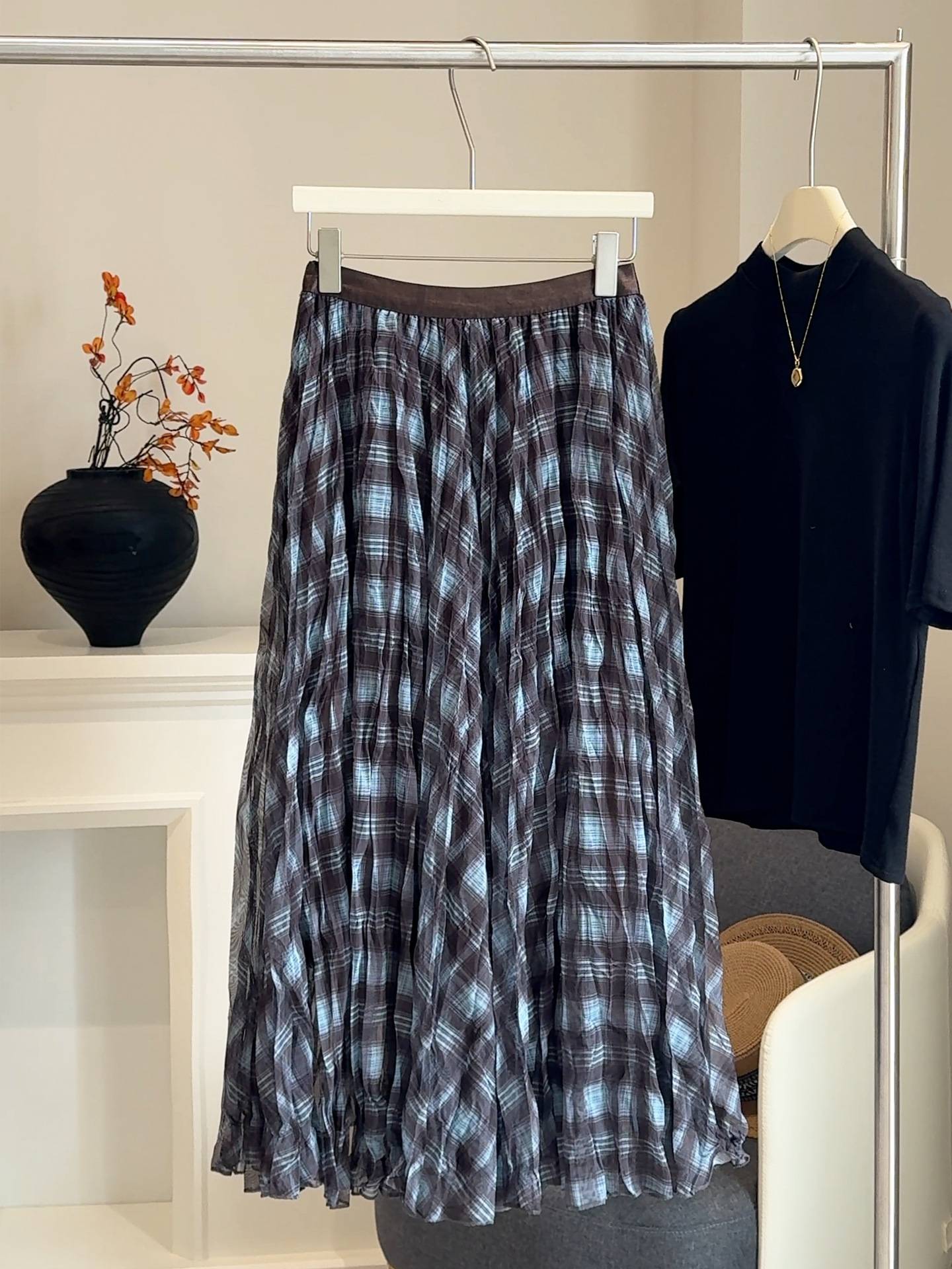 Mesh splicing color blocking plaid midi skirt for women in autumn 2025, new high waisted drape pleated loose umbrella skirt