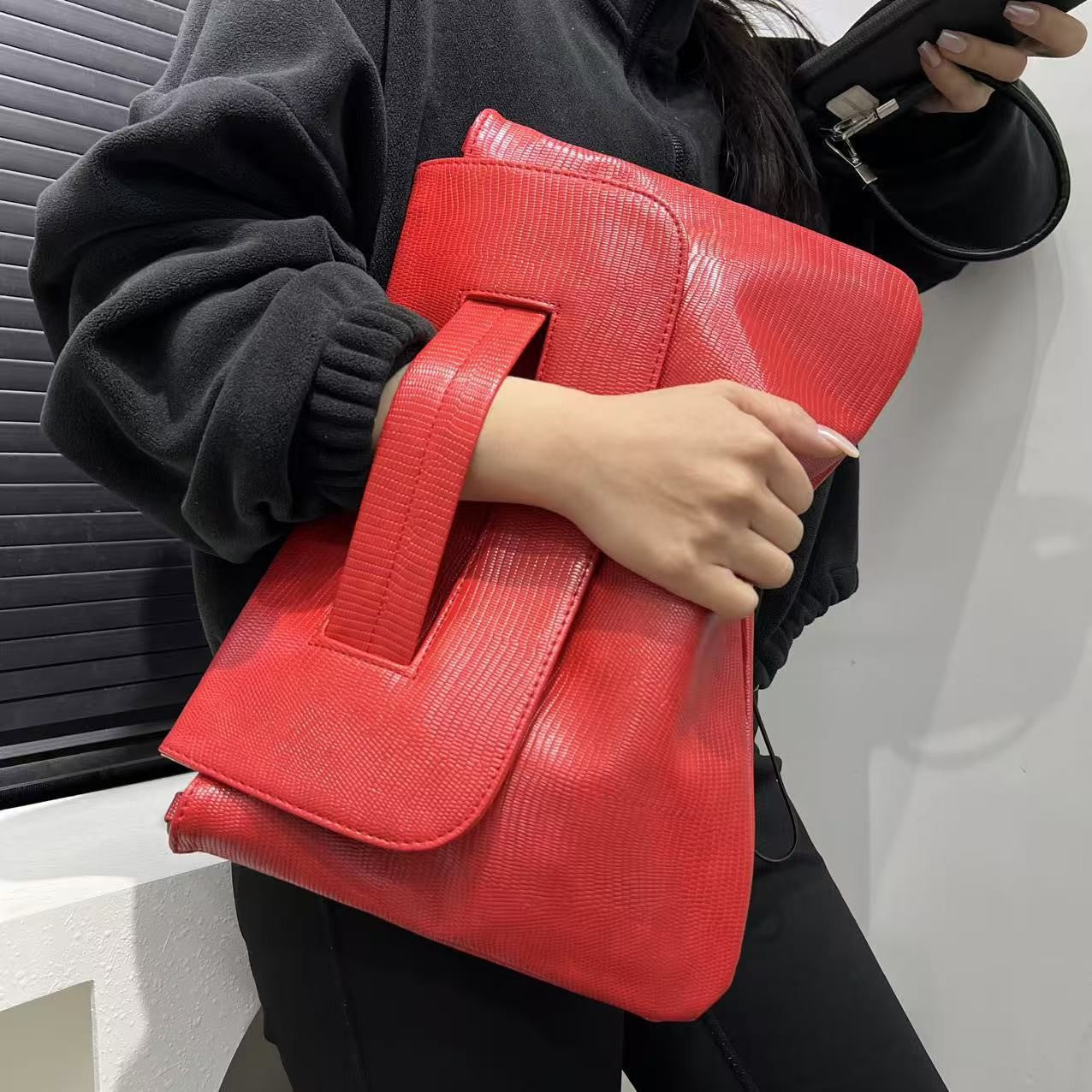 Ladies' fashionable retro snake patterned handbag with high capacity and detachable shoulder strap, single shoulder bag