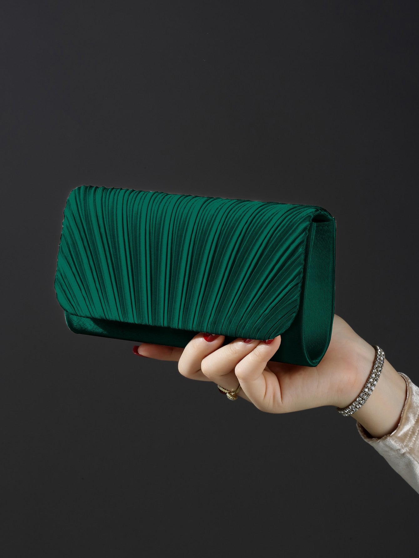 Classic fashion girl party girl chain clutch, light luxury romantic simple mini handbag and chain shoulder crossbody bag.