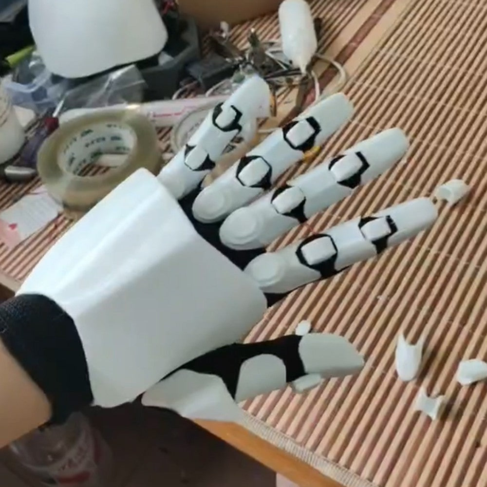 Mechanical gloves, made from 3D-printed PETG material, are flexible and have a highly mechanical look. Suitable for cosplay.