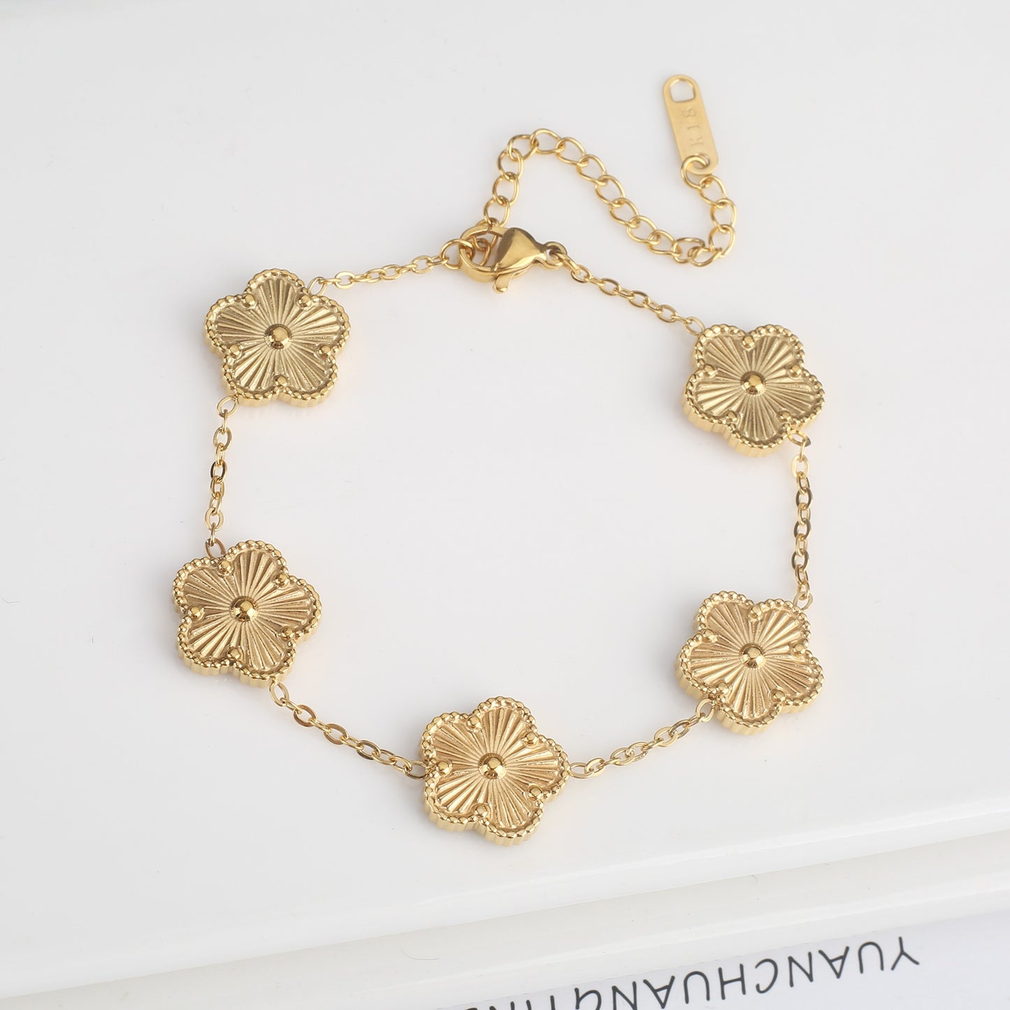 Pulseira Clássica de Aço Inoxidável de Luxo Feminina Ajustável com Cinco Flores para Mulheres Novas Joias da Moda para Festas Presentes Trevo