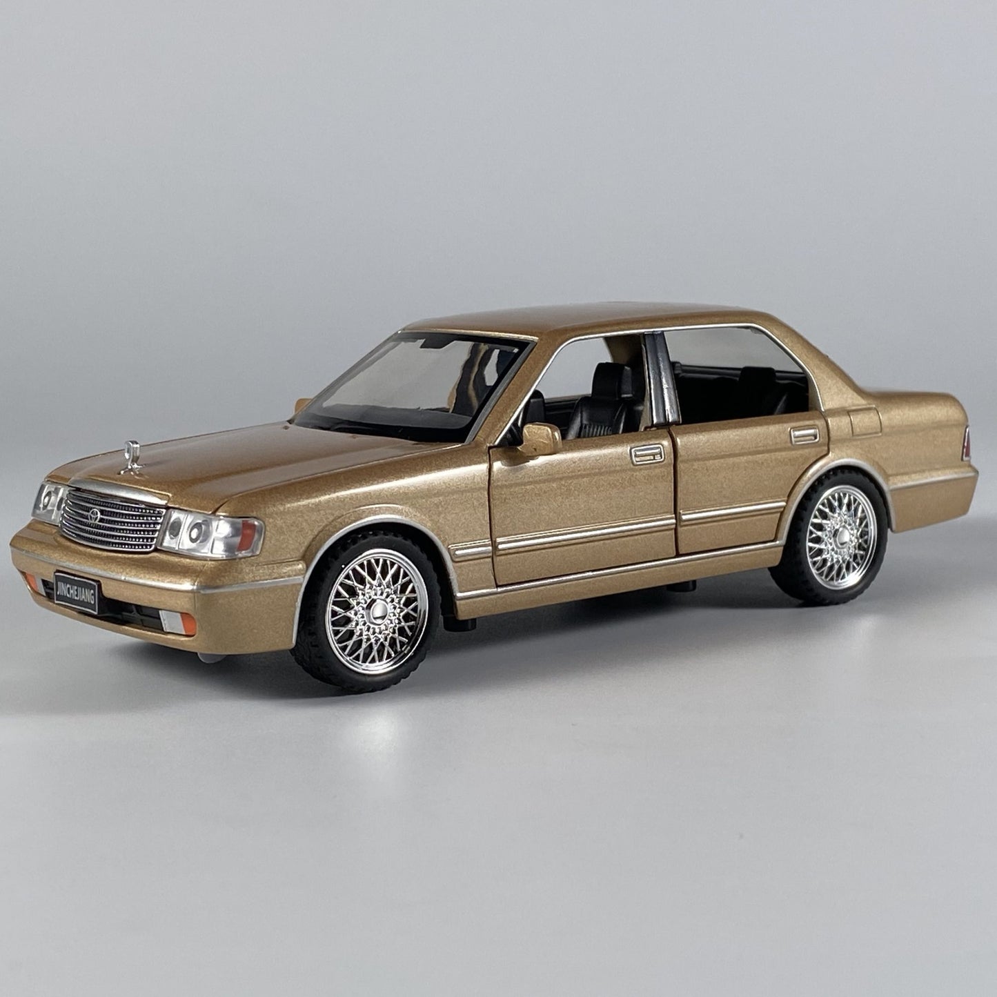 1:32 Toyota Crown Royal Clássico Veículo Liga Fundida Carro de Brinquedo Infantil Modelo Miniatura Coleção Hobbies de Férias