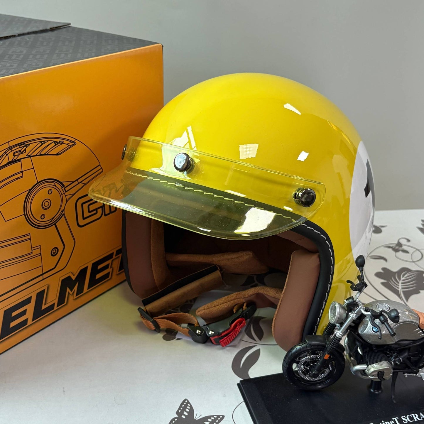 Retro Small Dock Helmet Electric Vehicle Cap Ladies Motorcycle Three-Quarter Helmet Vintage Headgear for Women