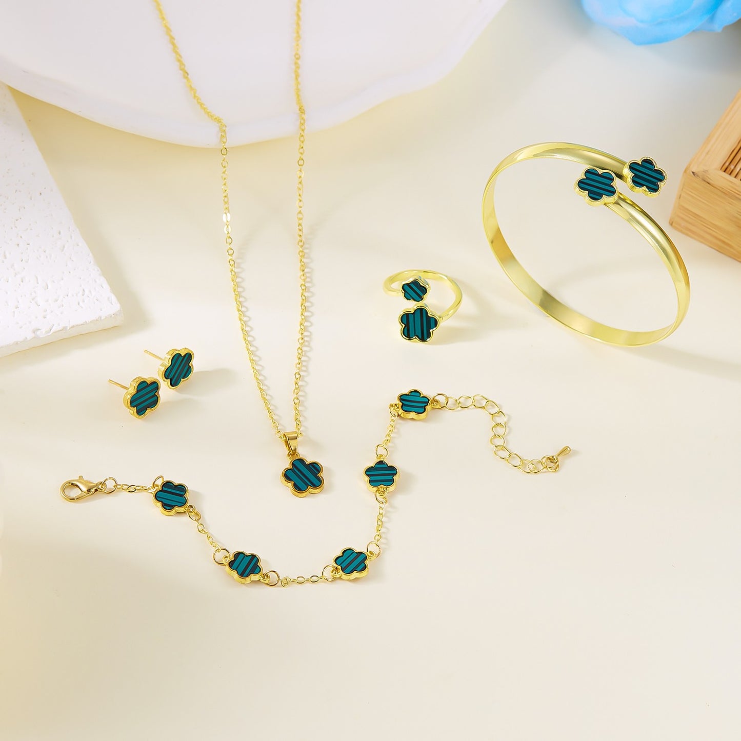 Conjunto 5 peças Pulseiras Femininas Coloridas de Esmalte com Flor de Ameixa Colar Brincos Flor de Cinco Folhas da Sorte Joias Elegantes para Festas Presentes