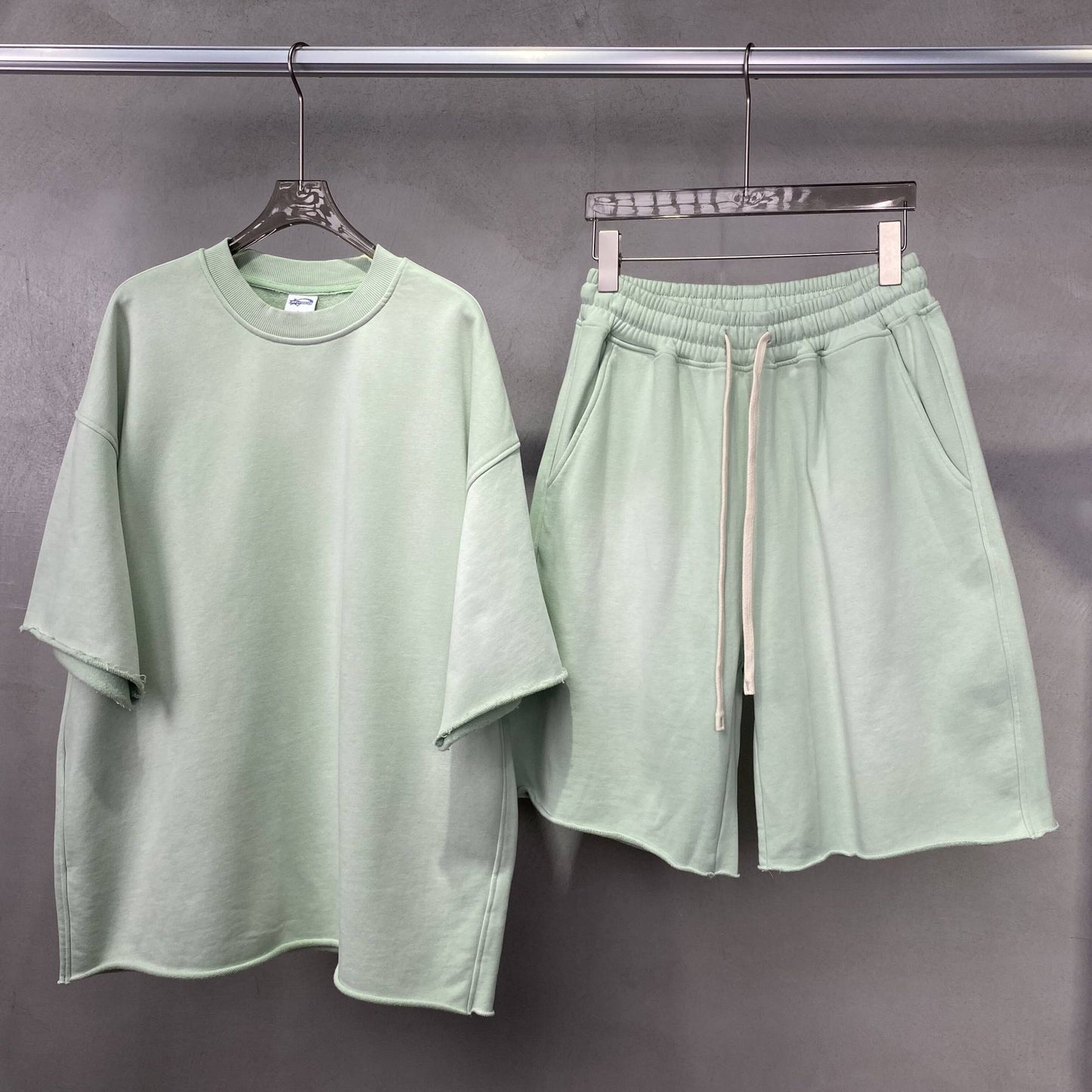A shirt and shorts suit(You can buy them separately. Please buy both shirts and shorts for the suit)