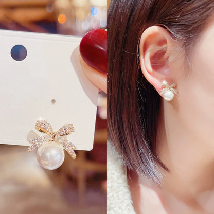 1 par de brincos com pingente de laço de pérola micro cravejado de zircônias, joias de novo design 2025 para mulheres e meninas, acessórios de ouvido da moda