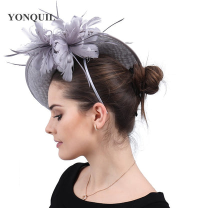 Bonés Cinzentos Millinery Com Acessórios de Tiara Imitação Sinamay Chapéu Derby de Coquetel Feminino Fascinadores de Cabelo de Noiva com Pena Chique