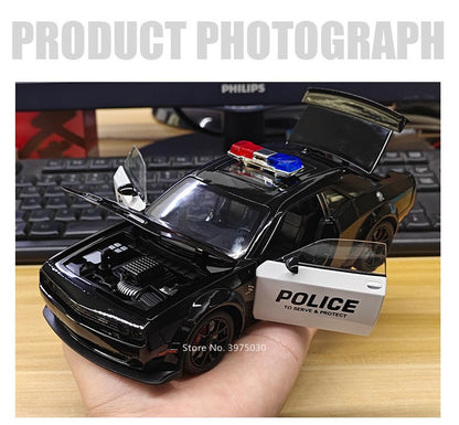 1:24 Dodge Challenger SRT Hellcat Modelo de Carro de Polícia de Brinquedo Pneu de Borracha Carro em Miniatura Puxar para Trás Luz Música Veículo Meninos Adultos Presentes
