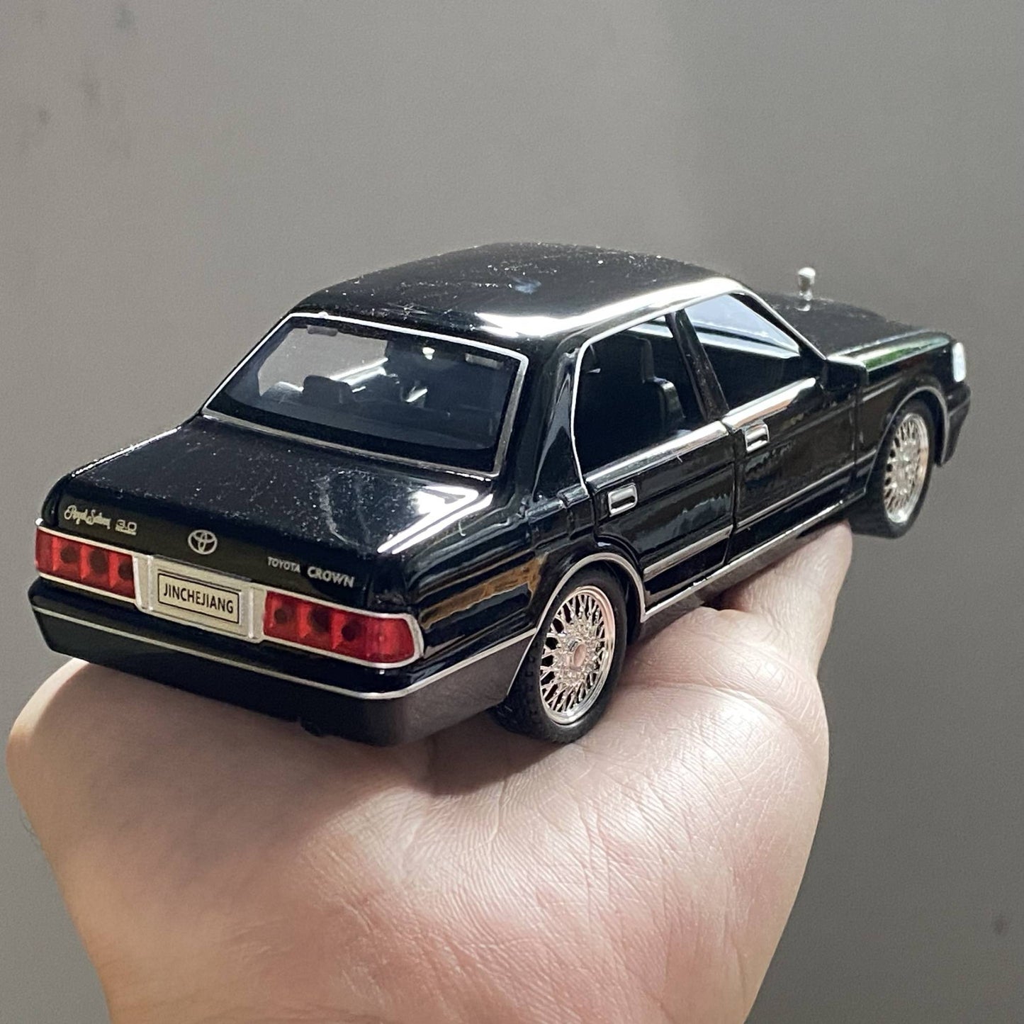 1:32 Toyota Crown Royal Clássico Veículo Liga Fundida Carro de Brinquedo Infantil Modelo Miniatura Coleção Hobbies de Férias