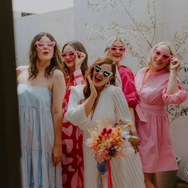 100-10Pcs DIY Wedding Sunglasses Personalised Heart Sunglasses with Pen Bachelorette Party Glasses Bridesmaid Gifts for Guests