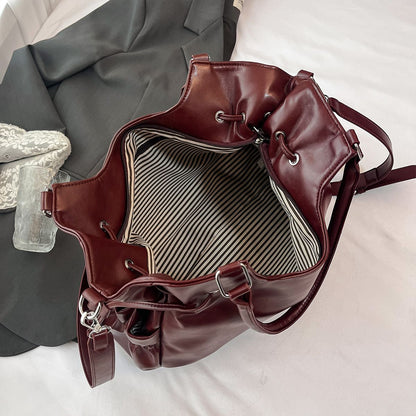 Luxury Glossy Crossbody Bag with Star Charm and Lock Pendant PU Shoulder Bag Spacious Water Resistant Zip Tote for Commute