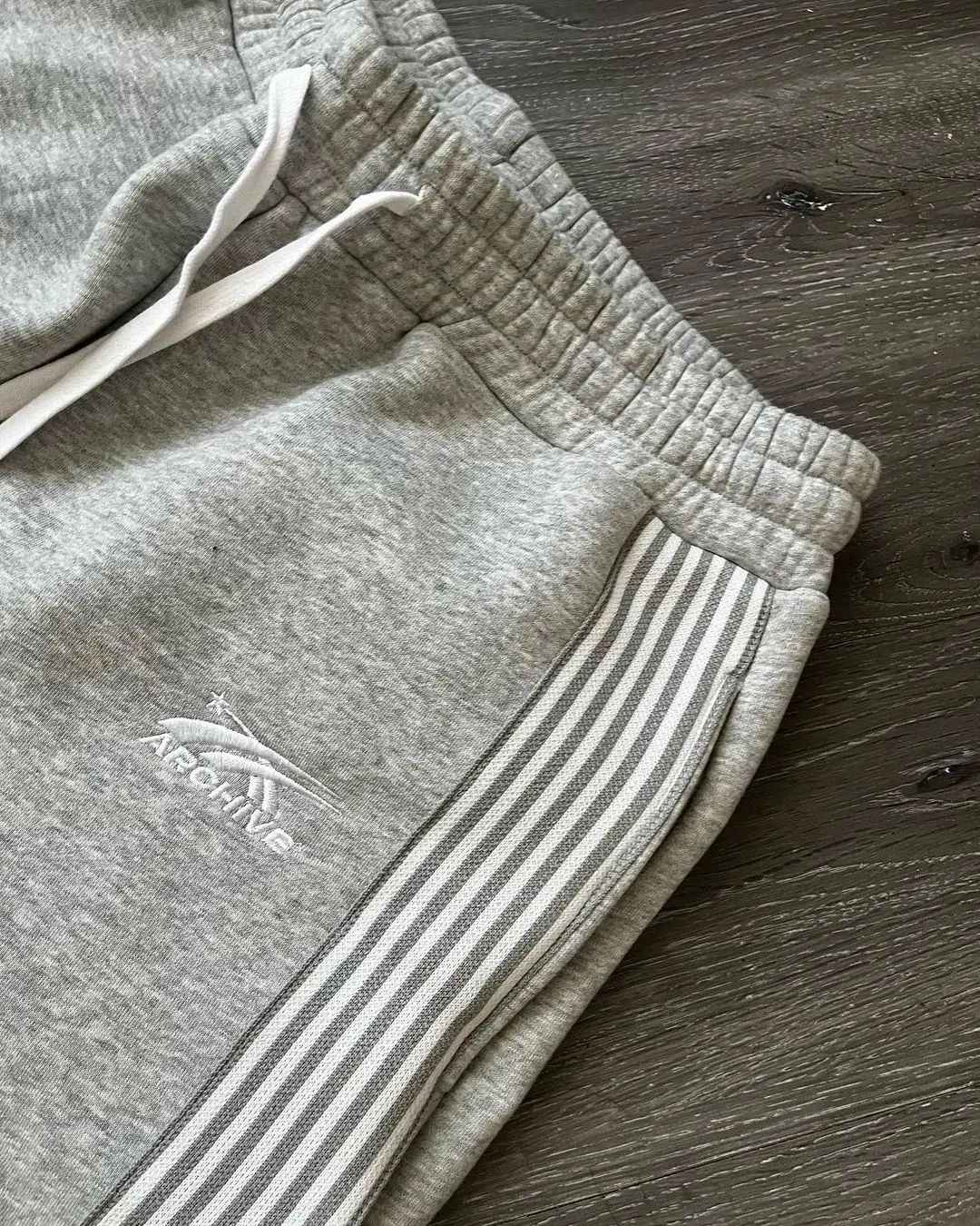 Calça Casual Bordada Cinza Y2k Camuflada Tática Funcional Masculina Feminina Premium Moletom com Cordão