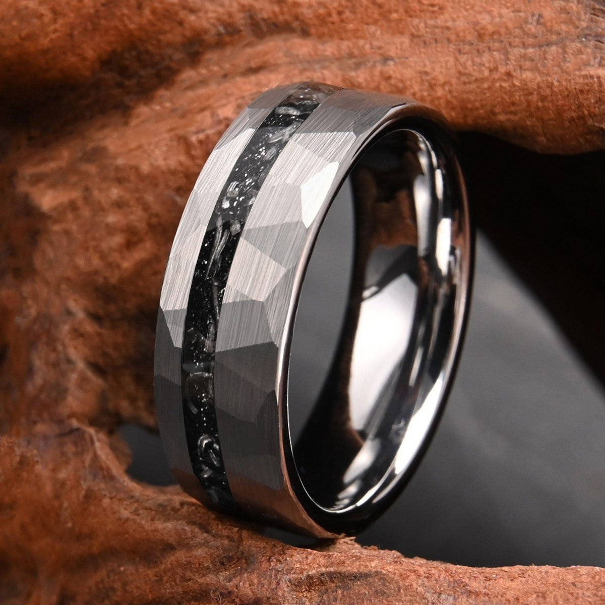Anel de tungstênio com incrustação de fragmentos de meteorito martelado de 8 mm, aliança de casamento masculina, presente de acessórios de joalheria de ajuste confortável
