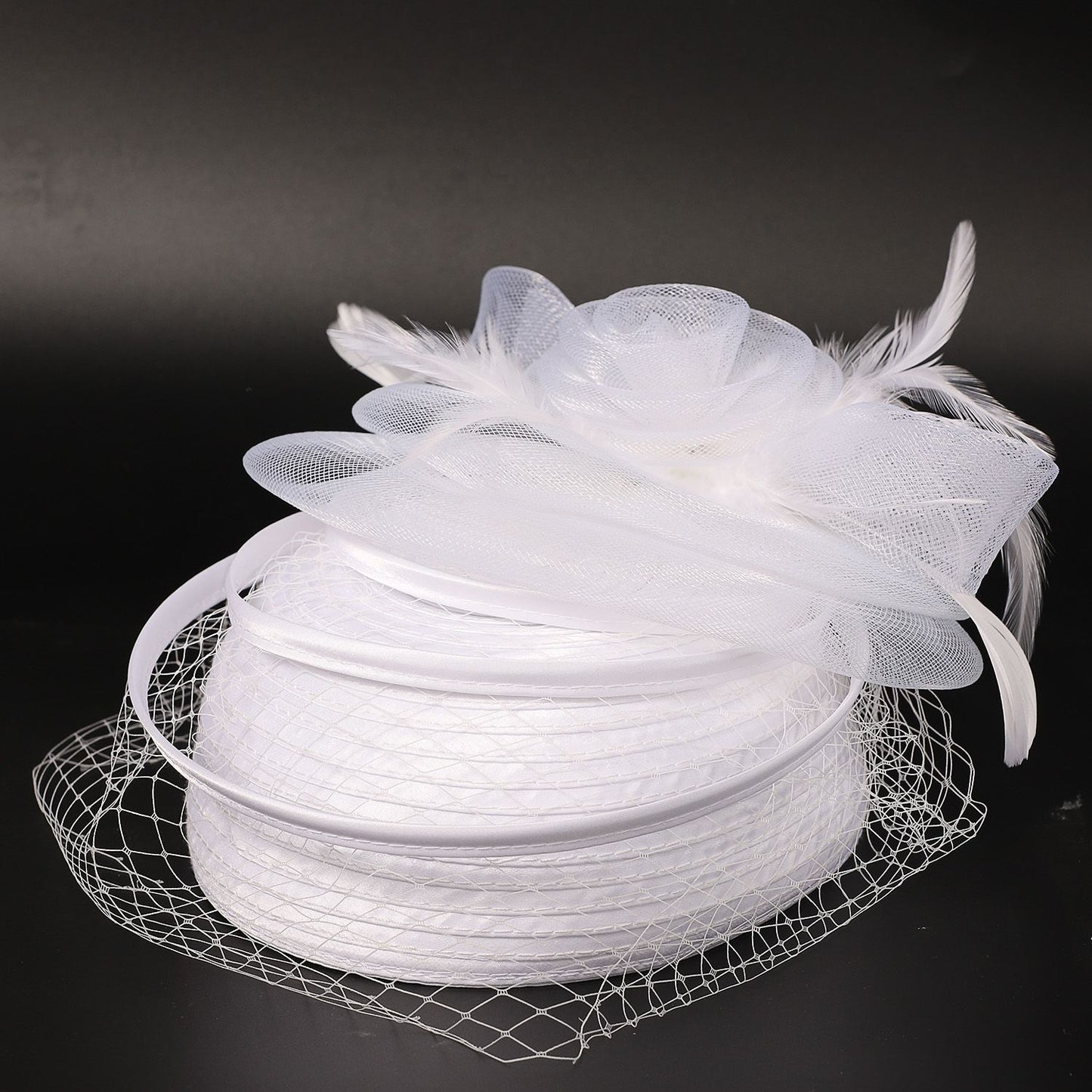 FS Casamento Igreja Chapéus Vermelhos Fascinadores Para Mulheres Com Véu de Pena Festa Coquetel Adorno de Cabeça 2025 Senhora Elegante Chapéu Kentucky Derby