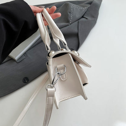 Bolsa de Ombro Pequena Retrô com Rebites de Couro PU LEFTSIDE para Mulheres Tendência 2025 Bolsas de Mão de Luxo Y2K e Bolsas Transversais Femininas