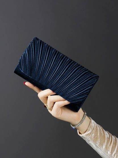 Classic fashion girl party girl chain clutch, light luxury romantic simple mini handbag and chain shoulder crossbody bag.