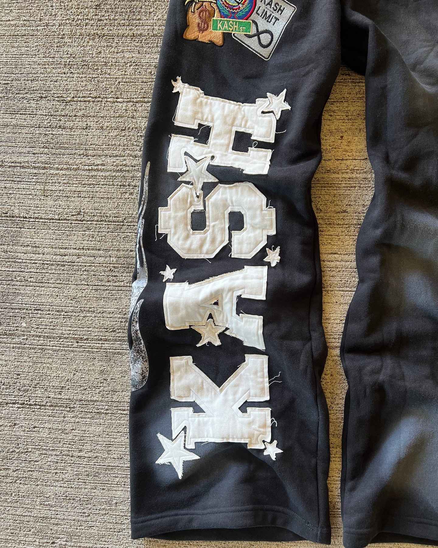 Calça de Moletom Y2K Masculina Feminina Gótica Hip Hop Americana com Patch de Letras Y2K Dupla Camada Larga Elástica na Cintura Calça Jogger Casual